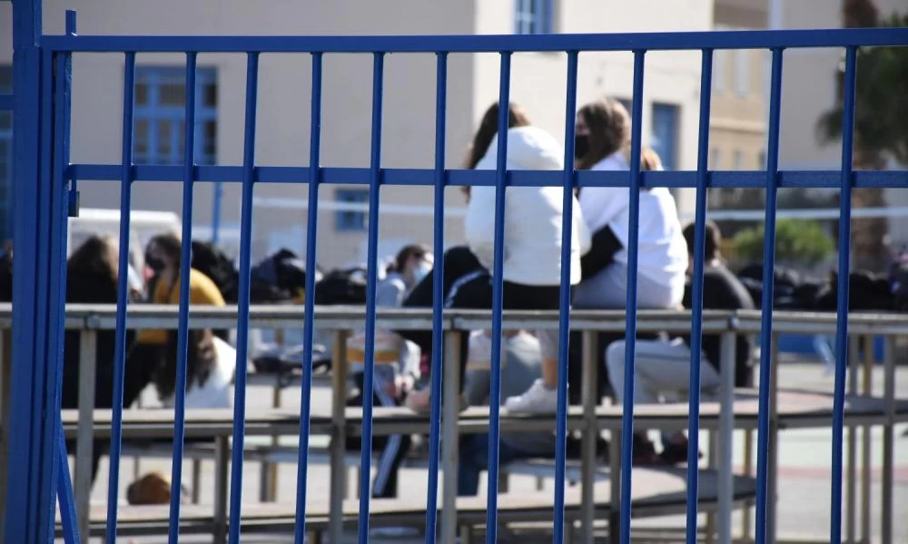 Θεσσαλονίκη: Παρέμβαση εισαγγελέα για την επίθεση σε μαθήτριες που εμφάνισαν σημαιάκια των ΛΟΑΤ
